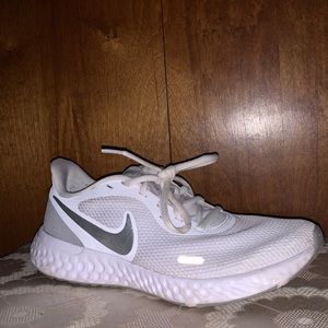womens 7.5 nike revolution 5 running shoes